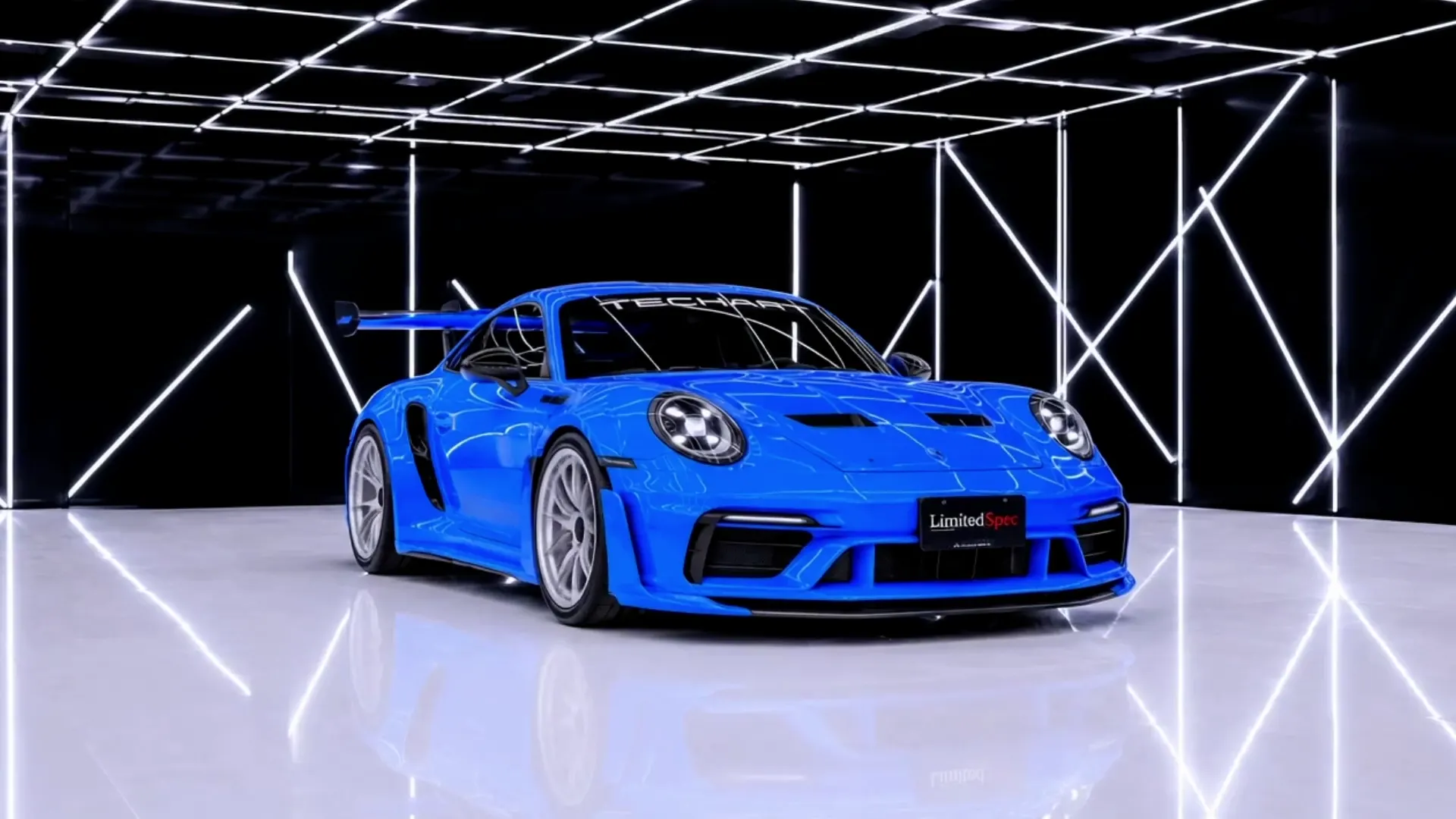 Niebieskie auto sportowe w studiu